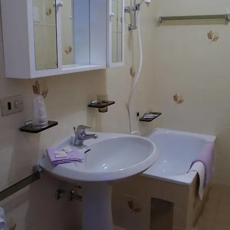 호텔 Casa Per Ferie Paola Di Rosa 2*